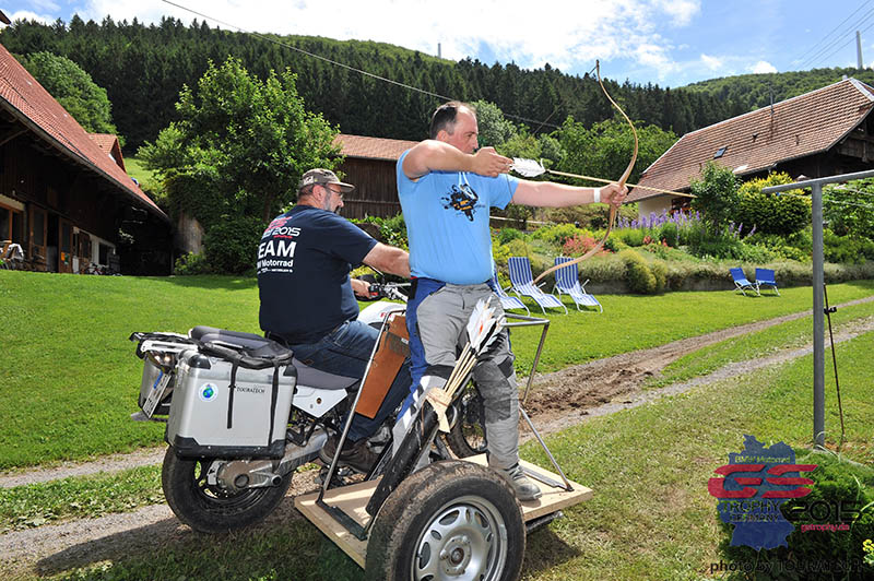 Bogenschießen Touratech fahrend